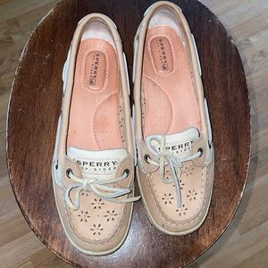 Woman speedy top sided size 7m